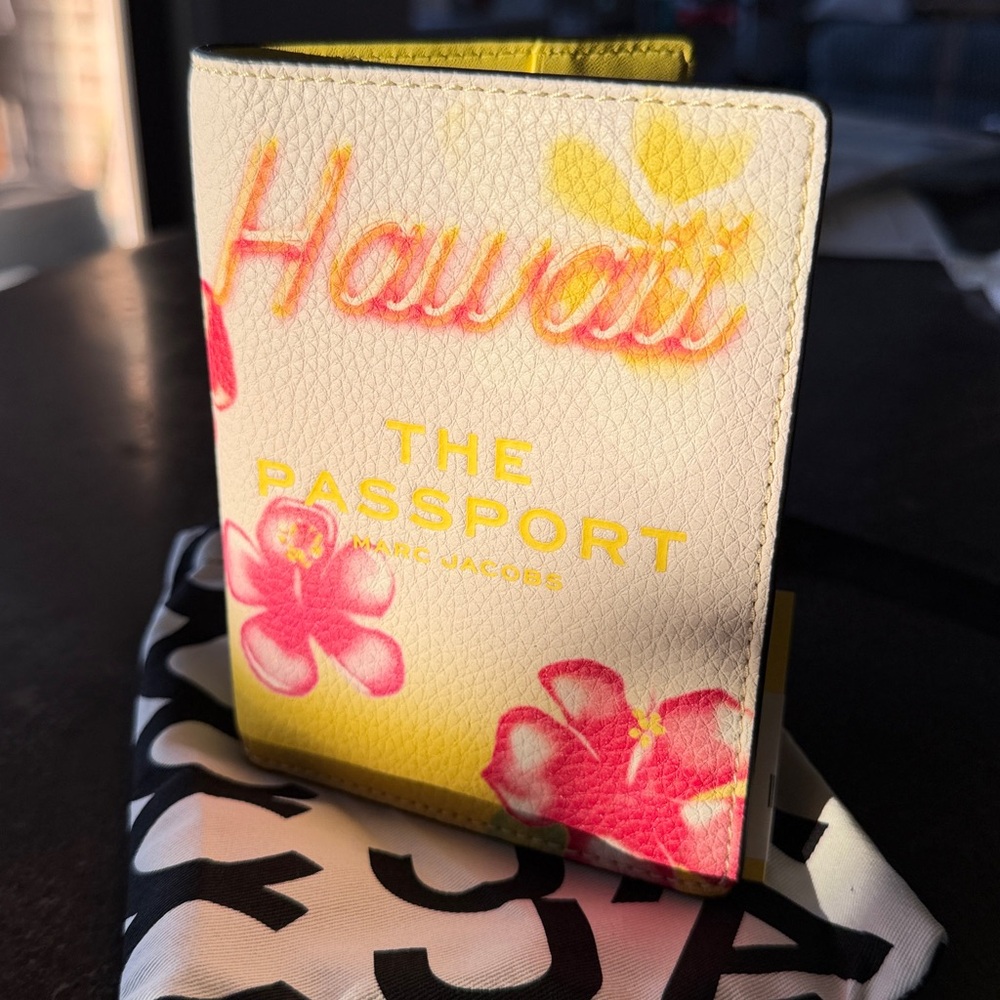 Marc Jacobs Hawaii 🌺 Pebbled Leather Pasport Holder - NWT